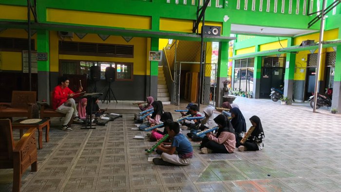 Siswa MIN Kota Jambi Aktif dalam Ekstrakurikuler Drumband Siswa MIN Kota Jambi Aktif dalam Ekstrakurikuler Drumband