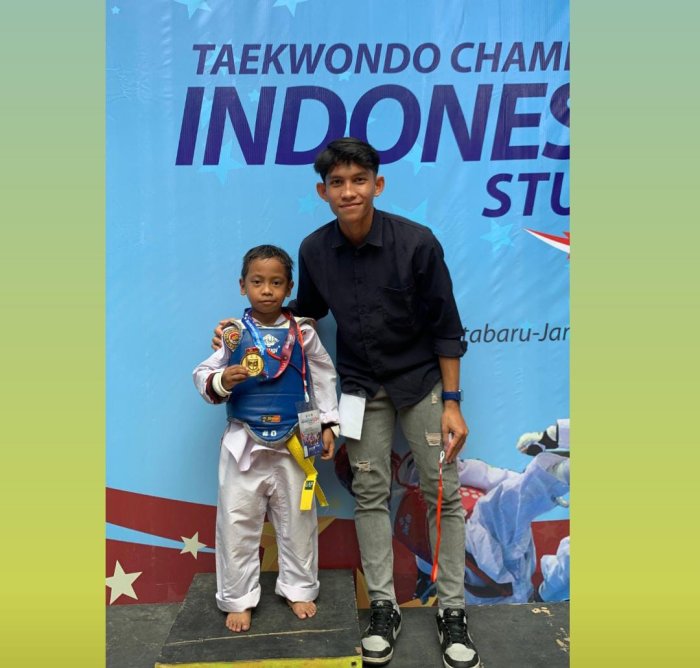 Azizan Pribadi Sabet Emas di Kejuaraan Taekwondo Jambi Azizan Pribadi Sabet Emas di Kejuaraan Taekwondo Jambi