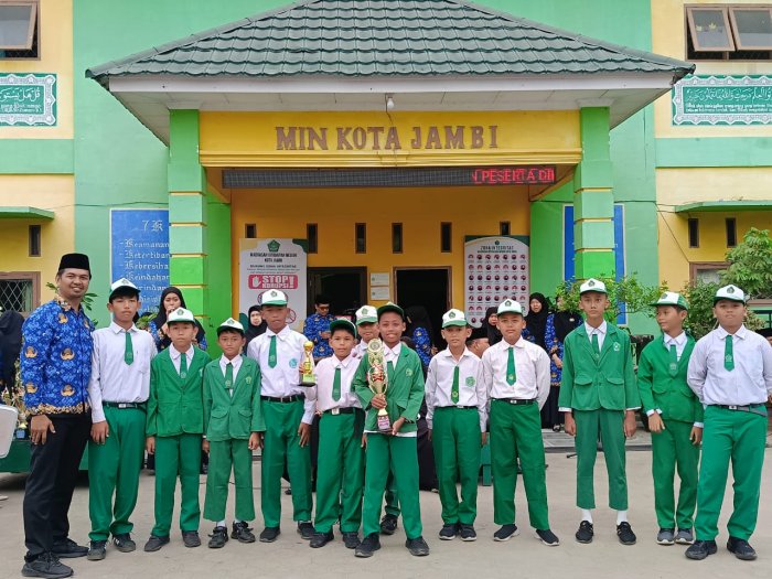 Tim Sepak Bola MIN Raih Juara Tiga AKSIOMA-KSM Jambi Tim Sepak Bola MIN Raih Juara Tiga AKSIOMA-KSM Jambi