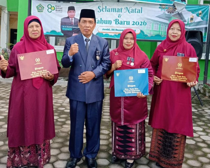 Tiga Guru MIN Kota Jambi Raih Satyalancana Karya Satya Tiga Guru MIN Kota Jambi Raih Satyalancana Karya Satya