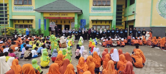 Mahasiswa PLP Perkenalkan Diri ke Siswa MIN Kota Jambi Mahasiswa PLP Perkenalkan Diri ke Siswa MIN Kota Jambi